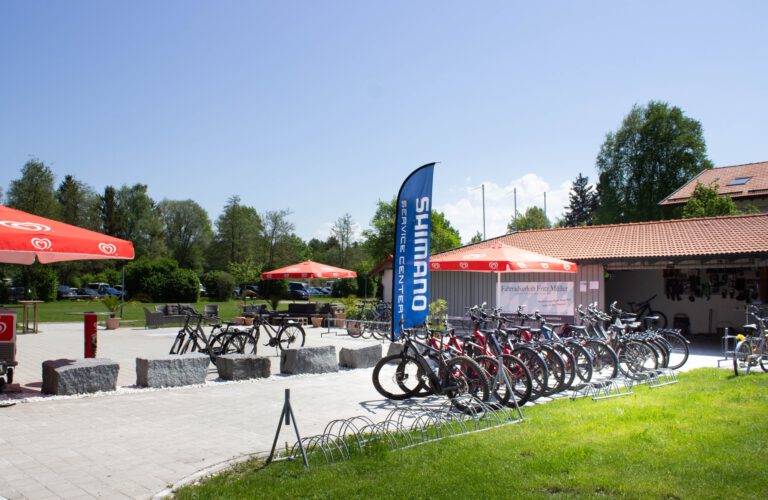 Fahrradverleih Bernau am Chiemsee - Hochwertige E-Bikes und Fahrräder vor dem Fahrradverleih Shop.