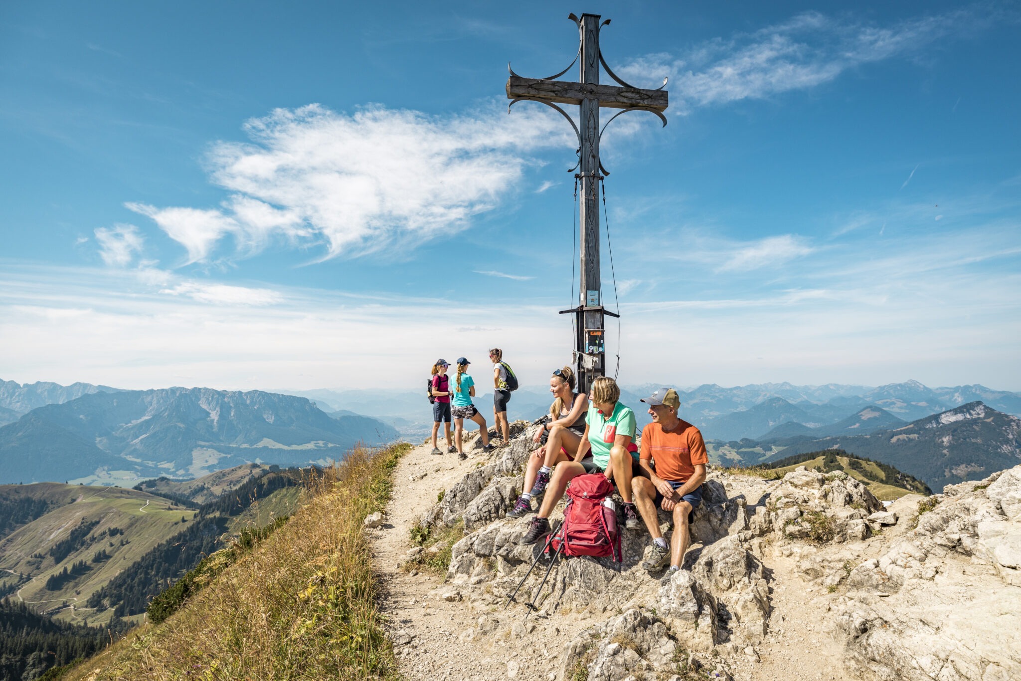 Geigelstein wandern Chiemgau - Das markante Gipfelkreuz auf dem Geigelstein in den Chiemgauer Alpen an einem klaren Herbsttag.