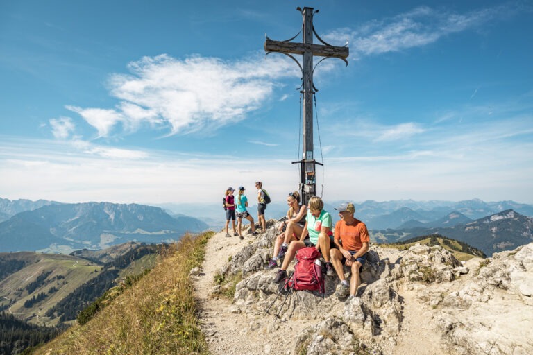Geigelstein wandern Chiemgau - Das markante Gipfelkreuz auf dem Geigelstein in den Chiemgauer Alpen an einem klaren Herbsttag.